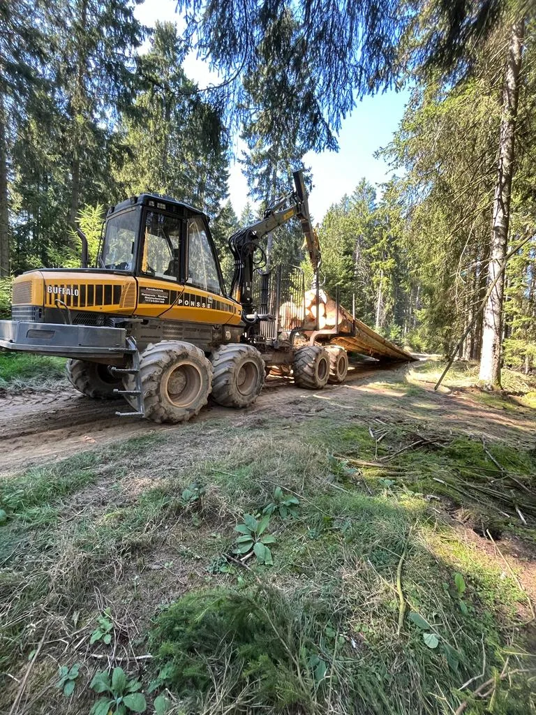 Forstmaschine auf einem Rückeweg im Wald bei Adenau